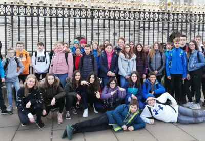 Schüler der NMS Ratten und Strallegg vor dem Buckingham Palace